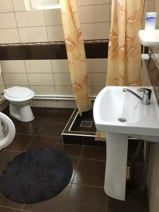 Гостевой дом Casa Titi Эфорие-Норд Трехместный номер с собственной ванной комнатой вне номера-1