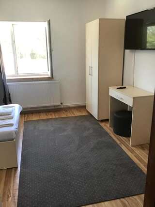 Гостевой дом Casa Titi Эфорие-Норд Трехместный номер с собственной ванной комнатой-1