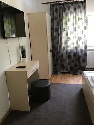Гостевой дом Casa Titi Эфорие-Норд Трехместный номер с собственной ванной комнатой вне номера-2