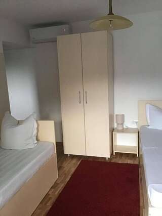 Гостевой дом Casa Titi Эфорие-Норд Трехместный номер с собственной ванной комнатой-2